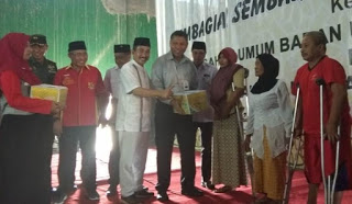 Pembagian Paket Sembako Gratis untuk Kaum Dhuafa