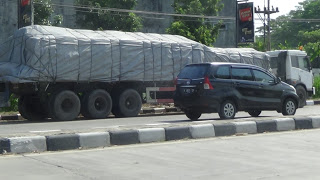 Tertibkan Truk yang Parkir di Bahu Jalan