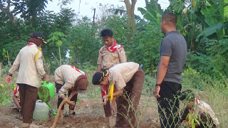 Rajin Menanam di Lahan Kampus Kehidupan TPA