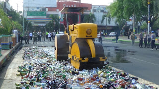 Foto Ribuan Miras Dimusnahkan Bersama