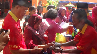 Pembeli Barang Kebutuhan di Pasar Murah Harus Celup Jari dalam Tinta