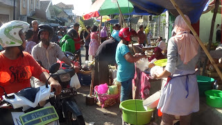 Pasar Diliburkan Pedagang Berjualan di Pinggir Jalan