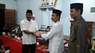 Penyerahan  E-KTP Selesai Shalat Tarawih terus Berlanjut