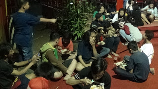 Kalangan Muda Asyik Menikmati Menu Makan Bersama Sebelum Nobar Piala Dunia