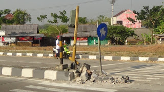 Lampu Bangjo di Ujung Barat JLS Dihantam Alat Berat Proyek