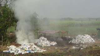 Proses Pembuatan Arang Tempurung Kelapa Berlangsung di Tempat Terbuka