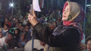 Perempuan Caleg dari Desa Berwarga Samin Tertarik Kesenian Tradisional