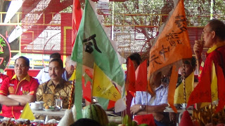 Rebutan Sandang dan Pangan Sembayang Arwah Tidak Semeriah Tahun Lalu