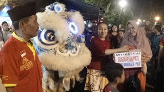 Barongsai dengan Setia Mengawal Pembawa Kotak Donasi untuk Korban Bencana