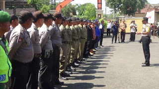 Alat Berat Ratakan Bangunan di Kawasan Sabuk Hijau Waduk Gembong