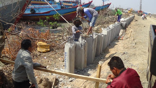 Rekanan Laksanakan Pekerjaan Trotoar di atas Pancang Sheet Pile