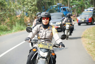 Kapolres Pati;Hadiri Penyerahan Santuan Anak Yatim di Cluwak dengan Berkendara Motor