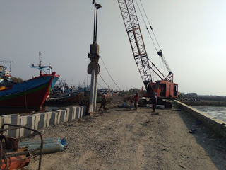 Pemasangan Pancang Sheet Pile Akses Ruas Jalan ke Kolam Parkir Kapal Kehabisan Material