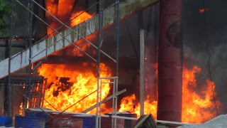 Persediaan Oli Pabrik Kayu Lapis di Cacah Terbakar