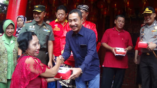 Membagikan Kue ”Budaya” Imlek