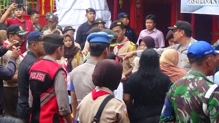 2 Ton ”Kue Budaya” Imlek Dibagikan dalam Waktu Sekejap