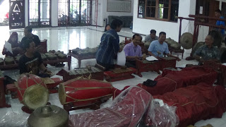 Anggota Forum Wartawan Pati Mencoba Mengenal Gamelan