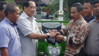 Firman Soebagyo Serahkan Bantuan Motor Sampah