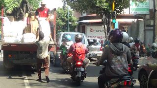 Lagi-lagi Jalan Raya Jadi Pusat ”Penjajahan” Atas Hak Publik