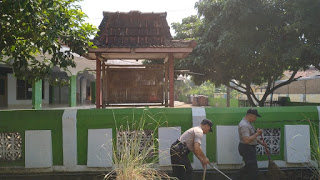 Polsek Gunungwungkal Juga Bersih-Bersih Lingkungan Masjid dan Vihara