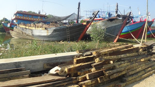 Bangkai Kapal yang Mangkrak di Alur Kali Juwana Dibongkar