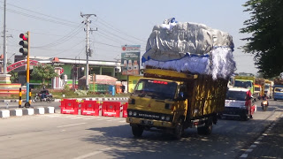 Yang Lucu-lucu Pelanggar Rambu Larangan Truk Masuk Kota