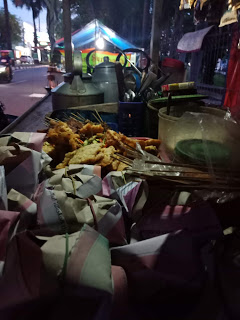 Habis makan opor ayam kembali sego kucing pilihan wong pati.