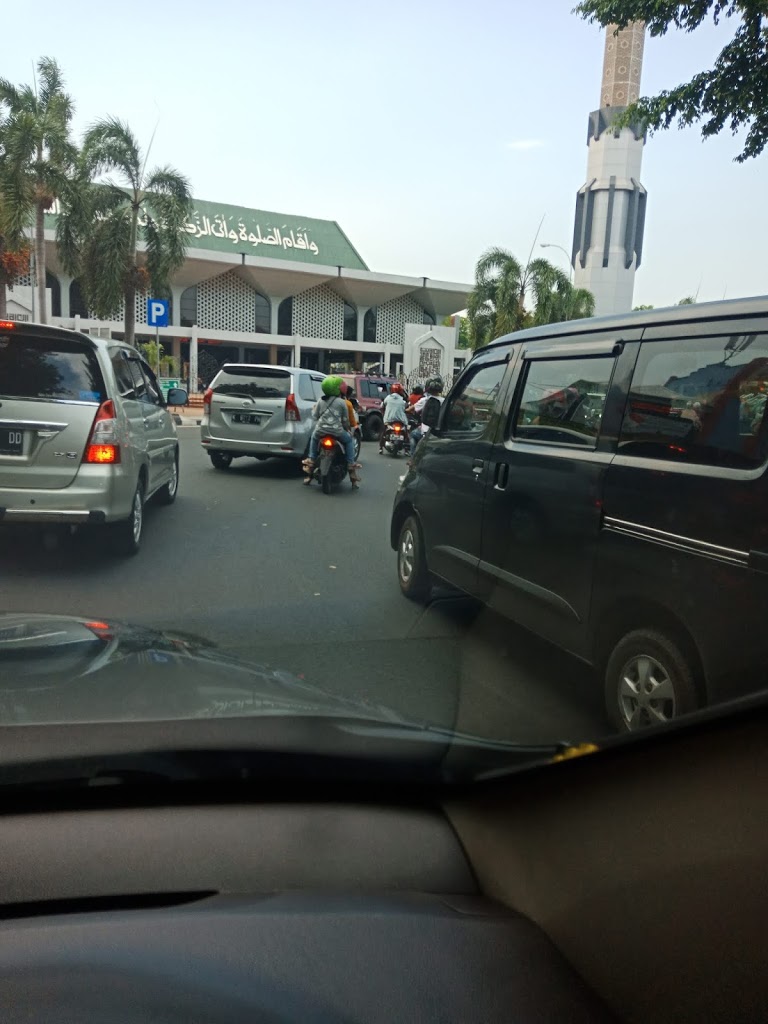 Baru dibuka bendeng  penutup alun-alun simpang lima pati  sudah terjadi kemacetan