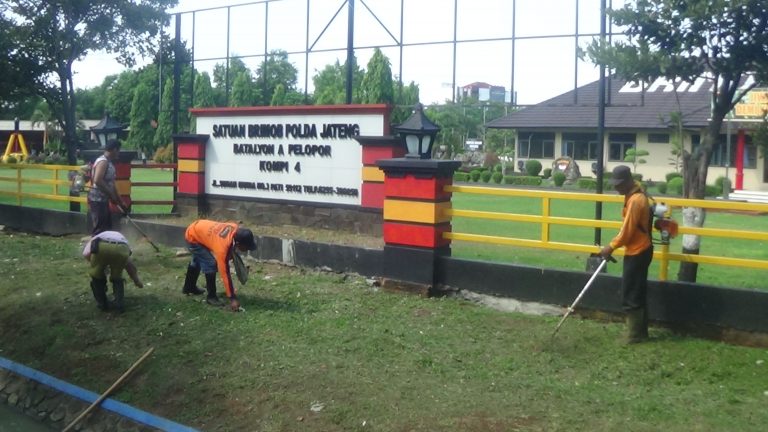 Menjaga Kebersihan Irigasi Rutin Terus Berlanjut