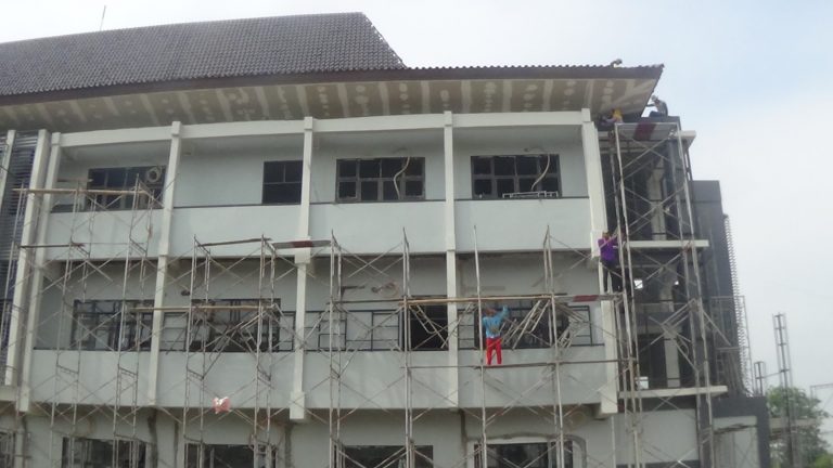 Kerpus Atap Gedung Bappeda Belum Maksimal Terpasang