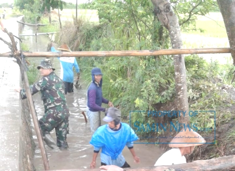 TNI Bersama Warga Bersih Saluran Irigrasi