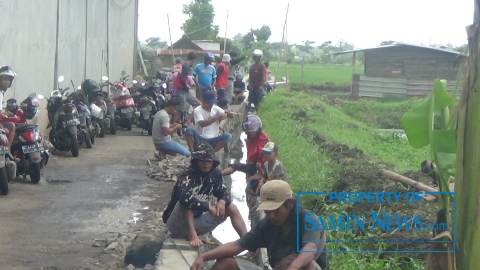 Ramai-ramai Memancing di Selokan Baru