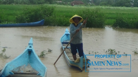 Perempuan Pemprahu di Daerah Genangan