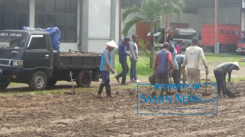 Halaman di Lingkungan Gedung Bappeda Baru Mulai Diratakan