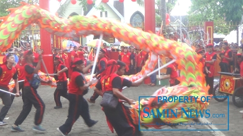 Peserta Kirab Budaya Memeriahkan Tahun Baru Imlek