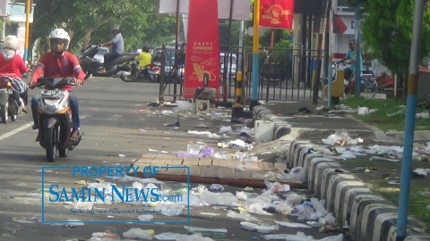 Sampah Masih Berserakan di Bekas Lokasi Pasar Imlek