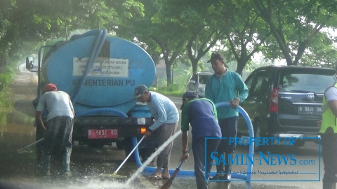 Pagi-pagi Harus Bersihkan Lumpur di Jalur Pati-Juwana