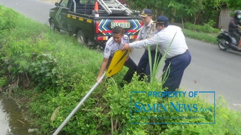 Petugas Dishub Angkat Rambu dari dalam Kali