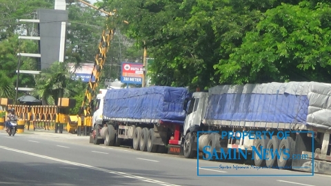 Truk Pengangkut Semen Parkir Liar; Antara Tidak Tahu dan Sengaja