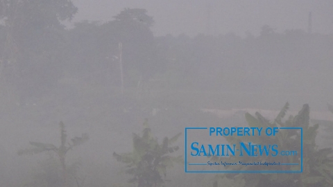 Pembakaran Arang Bathok Kelapa Berlangsung Pagi; Asapnya Kian Pekat