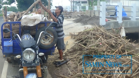 Pemulung Sisa-sisa Banjir di Alur Kali Simo