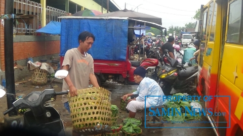 Kesemrawutan Jalan Depan Pasar Juwana akan Terus Berlanjut