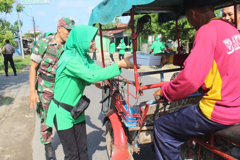 Jumat Berkah, Pengguna Jalan Dikejutkan Pembagian Nasi Kotak