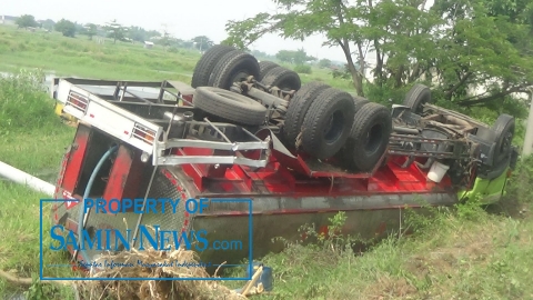 Truk Tanki Ini Terbalik di Saluran Air Pinggir Jalan Raya Pati-Juwana