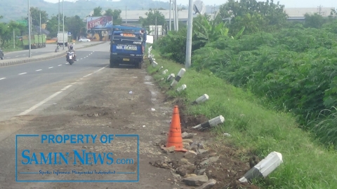 Puluhan Pathok Pembatas Ruas JLS Pati Karena Truk Parkir