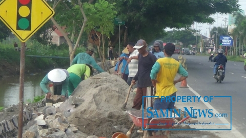 Pekerjaan Pasangan Tegak di Pinggir Alur Kali Simo Dimulai