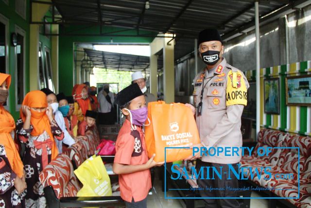 Polres Pati Bagikan Paket Sembako dan Uang Tunai ke Panti Asuhan dan Fakir Miskin