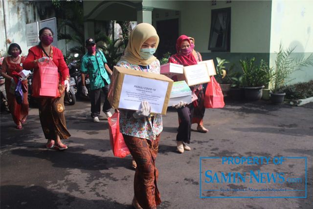 Peringati Hari Kartini, Ketua Persit Bagikan Masker dengan Mengenakan Kebaya