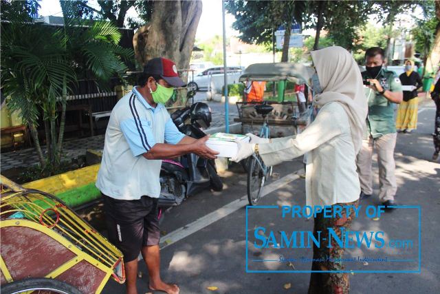 Persit Kodim Pati Kembali Bagikan Nasi Kotak dan Masker