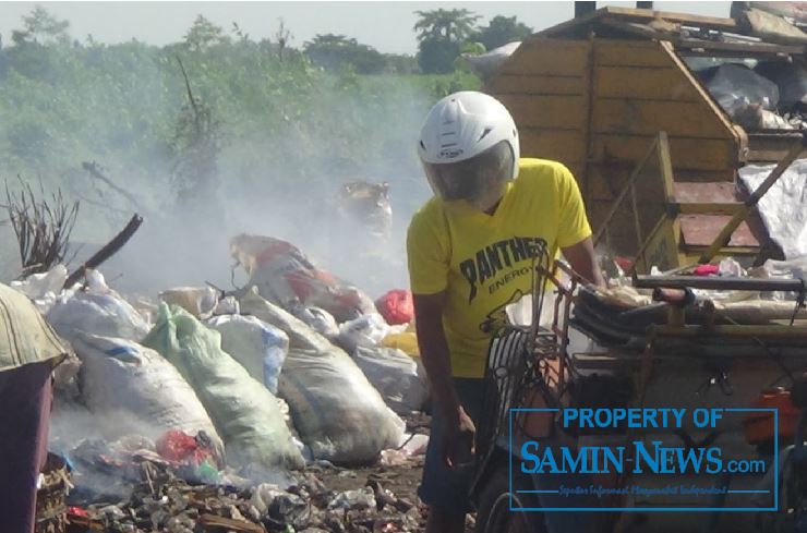 Sama-sama Ditunggui Tapi Sampah yang Ini Tetap Berserakan di Pinggir Jalan Raya